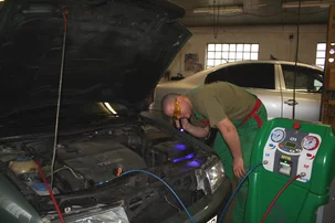 Autoservisné služby pre osobné vozidlá , úžitkové vozidlá , motocykle Autoservisné služby pre osobné vozidlá , úžitkové vozidlá , motocykle