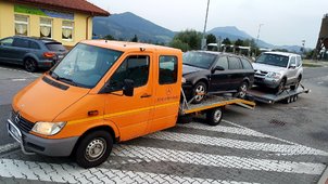 Mercedes Sprinter + odtahovy prives - Odťahové vozidlo s prepravníkovým prívesom